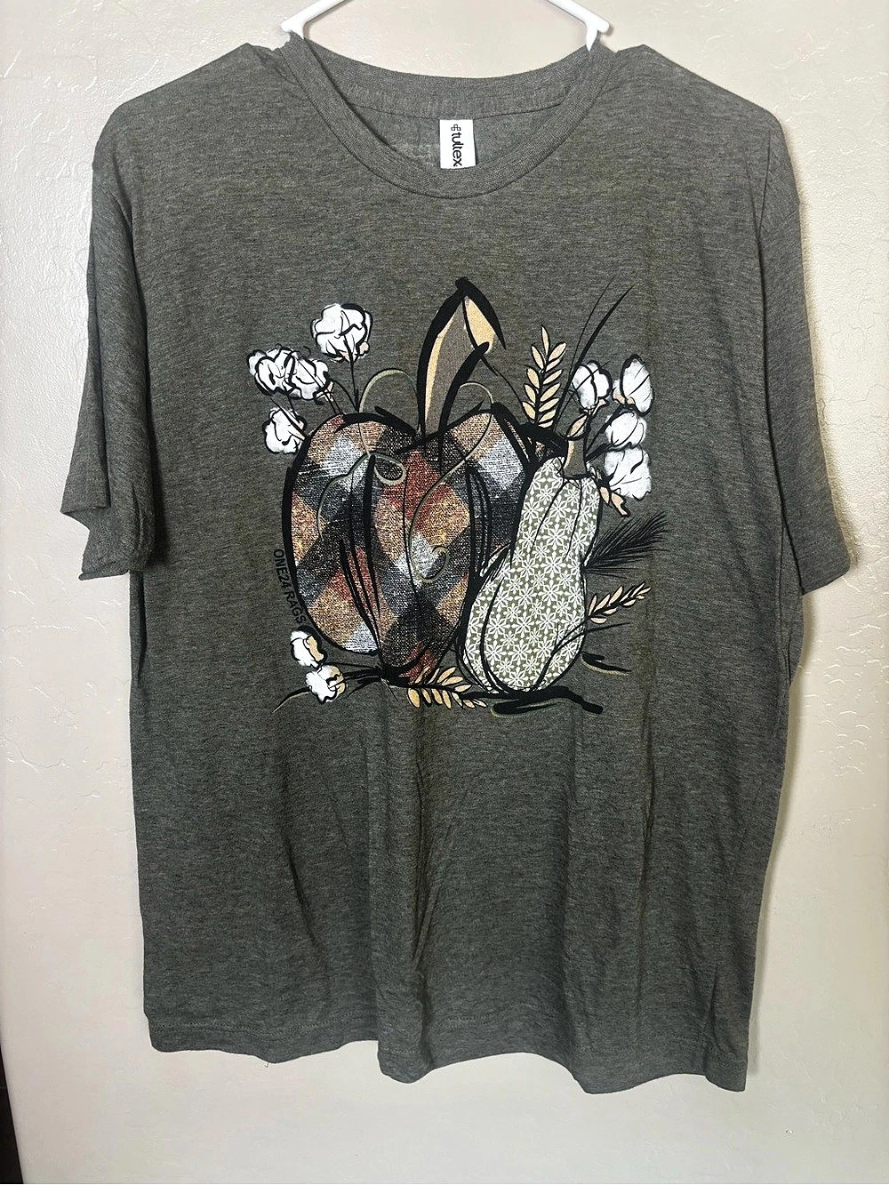 Tilted Pumpkin Graphic Tee in Green Size Large Like New